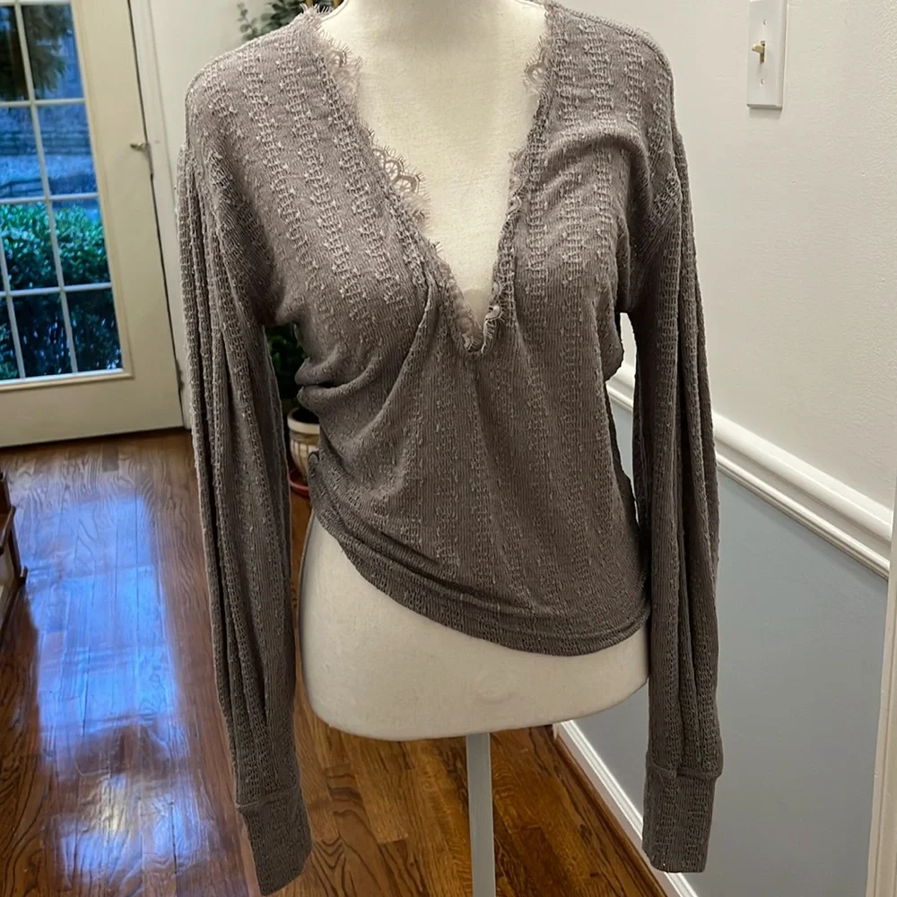 NWOT FREE PEOPLE LACE FREE PEOPLE DREAM GIRL V-NECK BISHOP SLEEVE KNIT TOP - XS - Picture 2 of 7